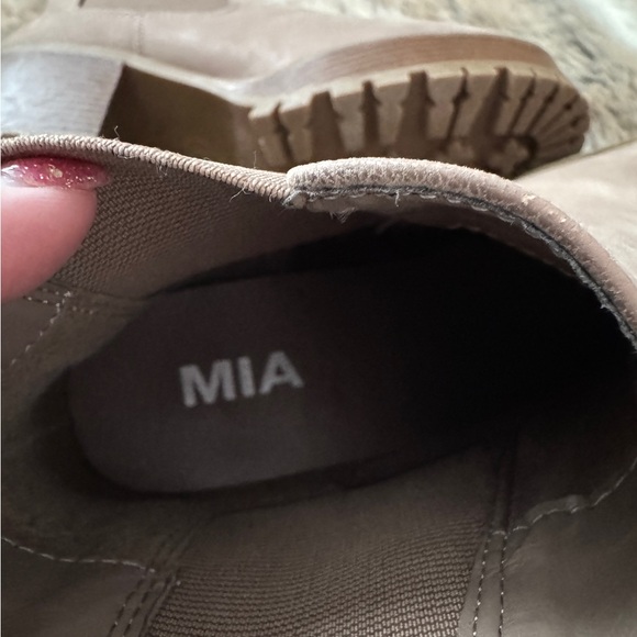 NWOB-MIA-Women's Tan Ankle Boots Faux Suede Size 7 - Picture 8 of 8